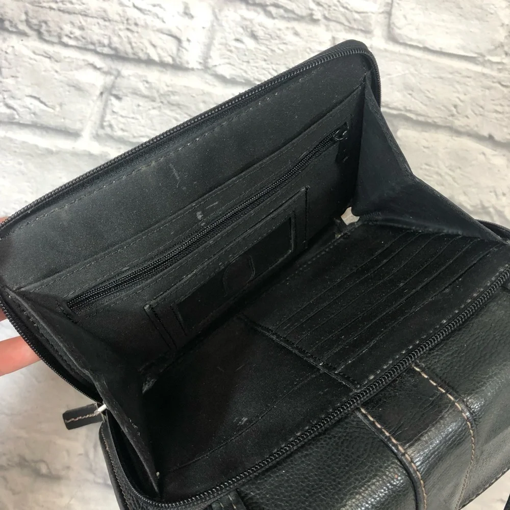 Fossil Vintage Leather Crossbody Shoulder Bag. Black pockets Zip Snap close